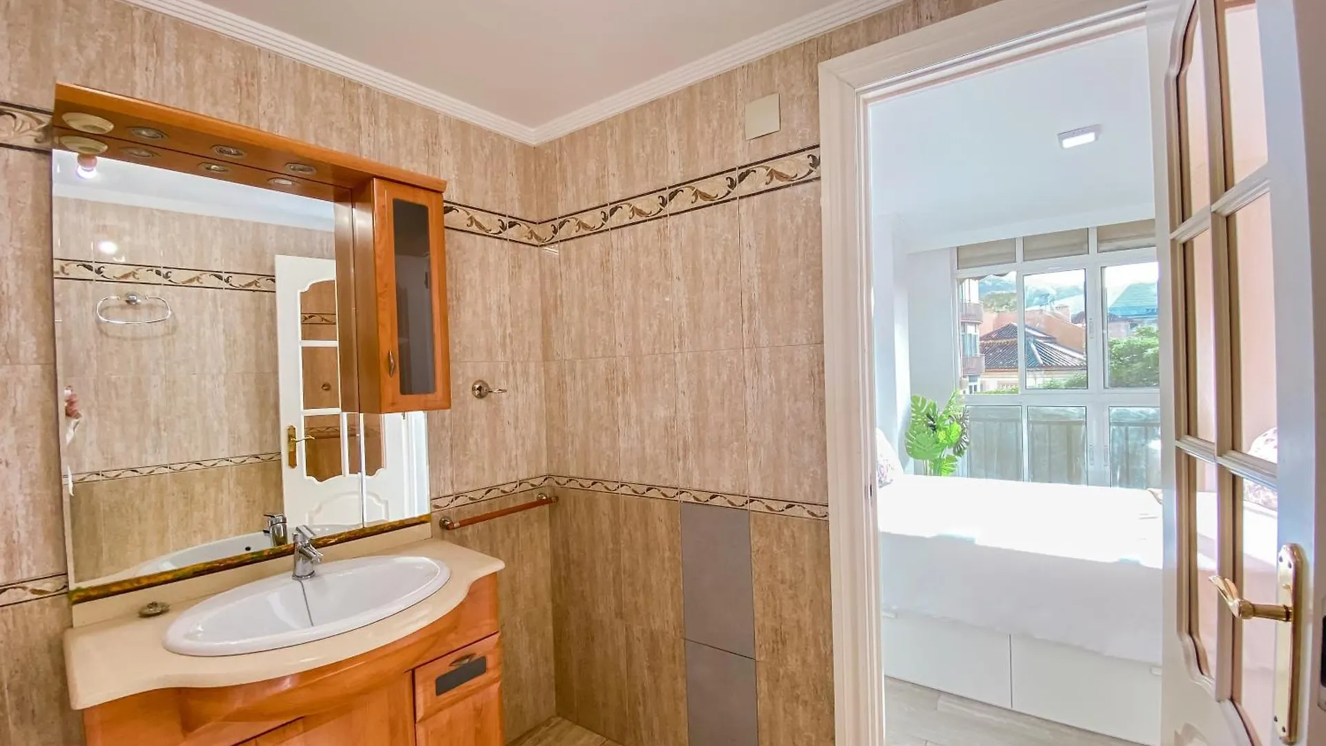 3 Rooms Y 3 Baths Y Aparcamiento Catedral Malaga Apartment